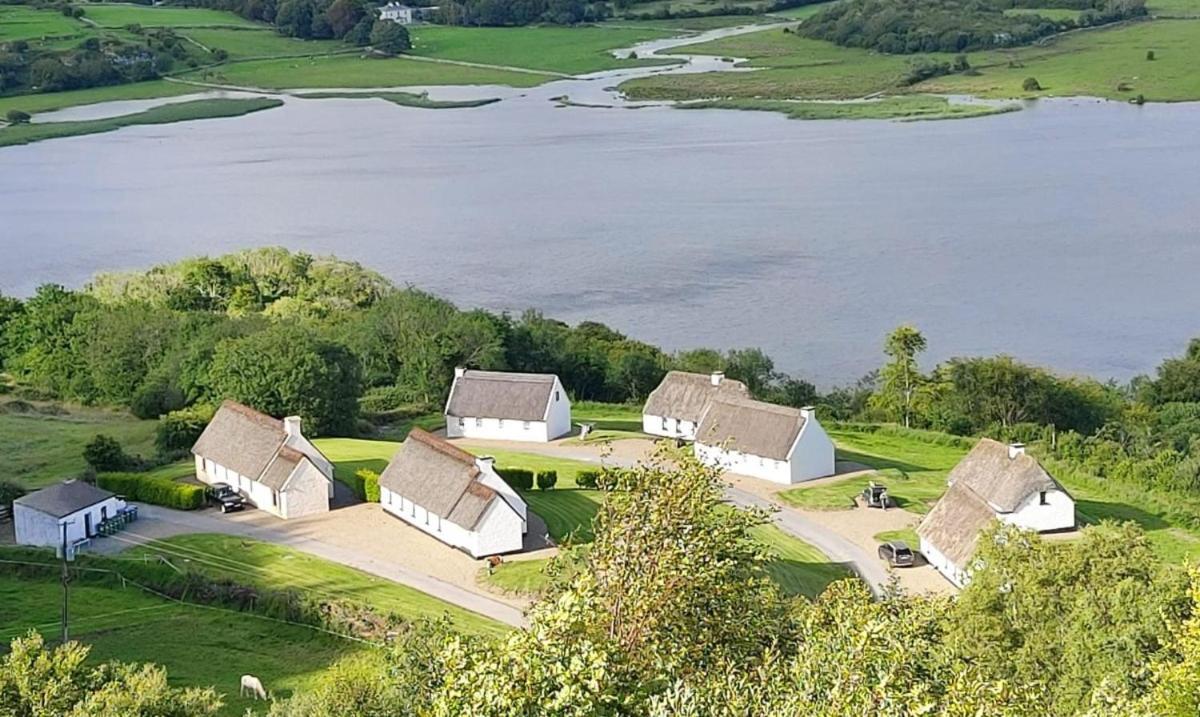 Corofin Lake Cottages Eksteriør billede